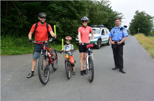 Na kole jen s přilbou